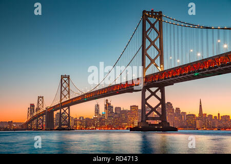 Klassische Panoramablick auf San Francisco Skyline mit berühmten Oakland Bay Bridge leuchtet in wunderschönen goldenen Abendlicht bei Sonnenuntergang im Sommer Stockfoto