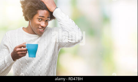 Afro-amerikanischer Mann trinken Tasse Kaffee über isolierte Hintergrund mit Hand betonte am Kopf, mit Scham und Überraschung Gesicht schockiert, wütend und frustrat Stockfoto