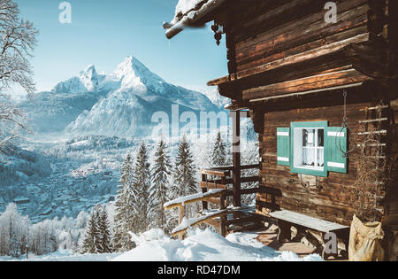 Wunderschöne Aussicht auf traditionellen hölzernen Berghütte in der malerischen Winterlandschaft Bergkulisse in den Alpen Stockfoto