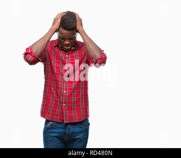 Junge afrikanische amerikanische Mann über isolierte Hintergrund Kopfschmerzen leiden, verzweifelte und betonte, weil Schmerz und Migräne. Hände auf den Kopf. Stockfoto