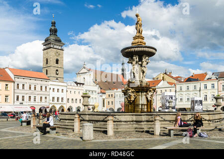 Simsons Brunnen und schwarzen Turm in Przemysl Ottokar II. Town Square, Ceske Budejovice, Tschechien Stockfoto