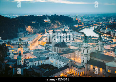 Klassische Dämmerung Blick auf die historische Stadt Salzburg während der Blauen Stunde in der Dämmerung im Sommer, Salzburger Land, Österreich Stockfoto