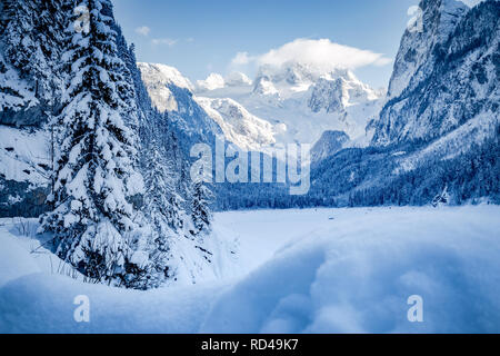 Malerische Aussicht auf die romantische Winterlandschaft in den Alpen mit Dachstein Gletscher im Hintergrund, Gosau, Oberösterreich, Österreich Stockfoto