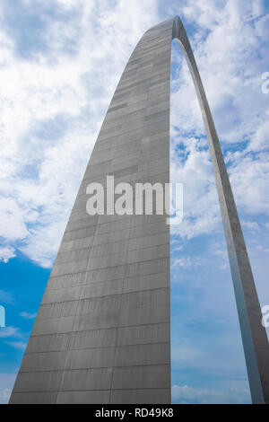 Saint Louis, MO, Vereinigte Staaten - 20. Mai 2018: Schuss auf den Gateway Arch in St. Louis, Missouri suchen, während des Tages. Stockfoto