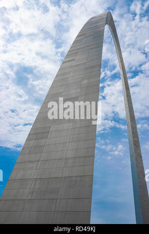 Saint Louis, MO, Vereinigte Staaten - 20. Mai 2018: Schuss auf den Gateway Arch in St. Louis, Missouri suchen, während des Tages. Stockfoto