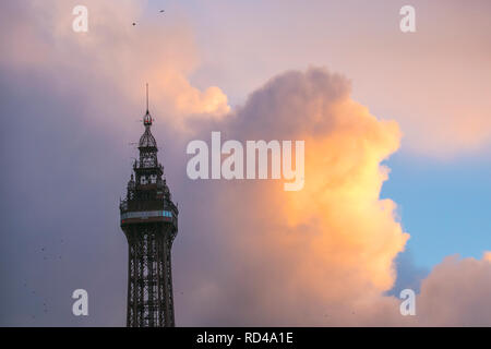 Blackpool, Lancashire. 16. Dez 2019. UK Wetter. Nass und windig und kalt bei Sonnenuntergang an der Küste. Gesicht in Wolken wie die untergehende Sonne die Farben der culumus Bildung. Credit: MediaWorldImages/AlamyLiveNews. Stockfoto