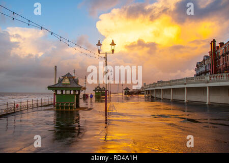 Strandpromenade von Blackpool und viktorianische Küstenschutzhütten, Lancashire. Dez 2019. Wetter in Großbritannien. Nass & winzig & kalt bei Sonnenuntergang an der Küste. Quelle: MediaWorldImages/AlamyLiveNews. Stockfoto