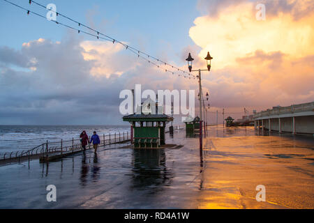 Strandpromenade von Blackpool und viktorianische Küstenschutzhütten, Lancashire. Dez 2019. Wetter in Großbritannien. Nass & winzig & kalt bei Sonnenuntergang an der Küste. Quelle: MediaWorldImages/AlamyLiveNews. Stockfoto