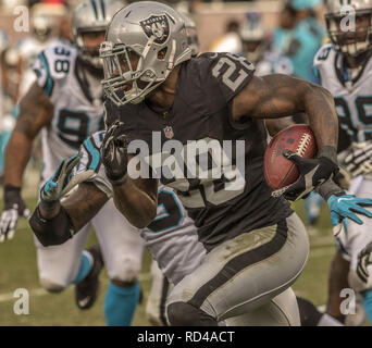 Oakland, Kalifornien, USA. 27 Nov, 2016. Oakland Raiders zurück laufen Latavius Murray (28) Sucht Zimmer am Sonntag, den 27. November 2016 auszuführen, an O. co Coliseum in Oakland, Kalifornien. Die Räuber besiegt die Leoparden 35-32. Credit: Al Golub/ZUMA Draht/Alamy leben Nachrichten Stockfoto