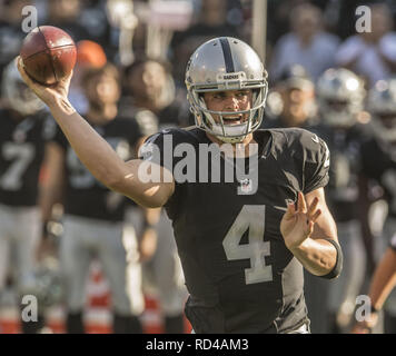 Oakland, Kalifornien, USA. 27 Aug, 2016. Oakland Raiders Quarterback Derek Carr (4) ein Touchdown Pass am Samstag, 27. August 2016 an O. co Coliseum in Oakland, Kalifornien. Die Titanen besiegt die Räuber 27-14 in einem preseason Spiel. Credit: Al Golub/ZUMA Draht/Alamy leben Nachrichten Stockfoto