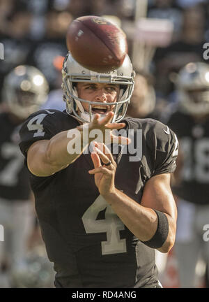 Oakland, Kalifornien, USA. 27 Aug, 2016. Oakland Raiders Quarterback Derek Carr (4) ein Touchdown Pass am Samstag, 27. August 2016 an O. co Coliseum in Oakland, Kalifornien. Die Titanen besiegt die Räuber 27-14 in einem preseason Spiel. Credit: Al Golub/ZUMA Draht/Alamy leben Nachrichten Stockfoto