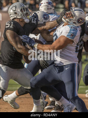 Oakland, Kalifornien, USA. 27 Aug, 2016. Oakland Raiders linebacker Bruce Irvin (51) und Tennessee Titans tight end Anthony Fasano (80) am Samstag, 27. August 2016 an O. co Coliseum in Oakland, Kalifornien. Die Titanen besiegt die Räuber 27-14 in einem preseason Spiel. Credit: Al Golub/ZUMA Draht/Alamy leben Nachrichten Stockfoto