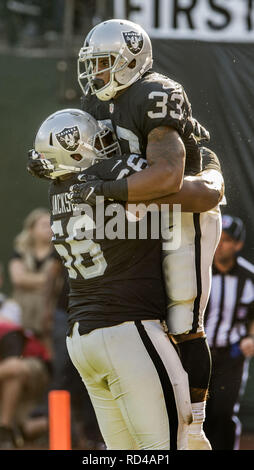 Oakland, Kalifornien, USA. 27 Aug, 2016. Oakland Raiders guard Frank Jackson (66) feiert Touchdown mit zurück laufen DeAndre Washington (33) am Samstag, 27. August 2016 an O. co Coliseum in Oakland, Kalifornien. Die Titanen besiegt die Räuber 27-14 in einem preseason Spiel. Credit: Al Golub/ZUMA Draht/Alamy leben Nachrichten Stockfoto