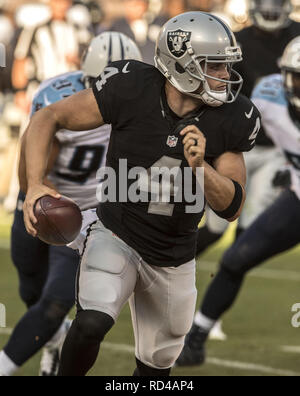 Oakland, Kalifornien, USA. 27 Aug, 2016. Oakland Raiders Quarterback Derek Carr (4) Läuft der Pocket am Samstag, 27. August 2016 an O. co Coliseum in Oakland, Kalifornien. Die Titanen besiegt die Räuber 27-14 in einem preseason Spiel. Credit: Al Golub/ZUMA Draht/Alamy leben Nachrichten Stockfoto