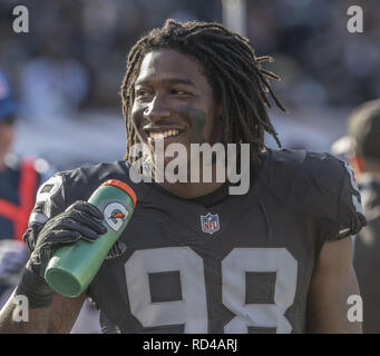 Oakland, Kalifornien, USA. 27 Aug, 2016. Oakland Raiders defensive Ende Lenny Jones (98) am Samstag, 27. August 2016 an O. co Coliseum in Oakland, Kalifornien. Die Titanen besiegt die Räuber 27-14 in einem preseason Spiel. Credit: Al Golub/ZUMA Draht/Alamy leben Nachrichten Stockfoto