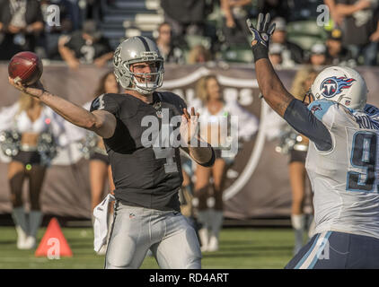 Oakland, Kalifornien, USA. 27 Aug, 2016. Oakland Raiders Quarterback Derek Carr (4) fließt unter Druck am Samstag, 27. August 2016 an O. co Coliseum in Oakland, Kalifornien. Die Titanen besiegt die Räuber 27-14 in einem preseason Spiel. Credit: Al Golub/ZUMA Draht/Alamy leben Nachrichten Stockfoto