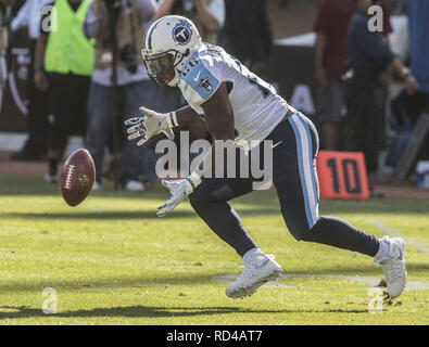 Oakland, Kalifornien, USA. 27 Aug, 2016. Tennessee Titans zurück läuft, Antonio Andrews (26) gewinnt fummelte Kick off am Samstag, 27. August 2016 an O. co Coliseum in Oakland, Kalifornien. Die Titanen besiegt die Räuber 27-14 in einem preseason Spiel. Credit: Al Golub/ZUMA Draht/Alamy leben Nachrichten Stockfoto