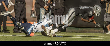 Oakland, Kalifornien, USA. 27 Aug, 2016. Oakland Raiders wide receiver Amari Cooper (89) halten Zehen in der Endzone zum Touchdown am Samstag, 27. August 2016 an O. co Coliseum in Oakland, Kalifornien. Die Titanen besiegt die Räuber 27-14 in einem preseason Spiel. Credit: Al Golub/ZUMA Draht/Alamy leben Nachrichten Stockfoto