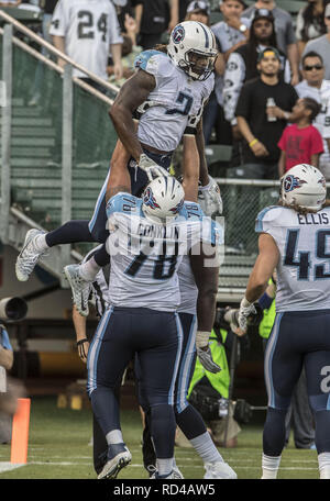 Oakland, Kalifornien, USA. 27 Aug, 2016. Tennessee Titans beleidigender Gerät Jack Conklin (78) und Zurück laufen Derrick Henry (2) feiern Touchdown am Samstag, 27. August 2016 an O. co Coliseum in Oakland, Kalifornien. Die Titanen besiegt die Räuber 27-14 in einem preseason Spiel. Credit: Al Golub/ZUMA Draht/Alamy leben Nachrichten Stockfoto