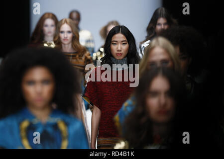 Berlin, Deutschland. 16 Jan, 2019. Modelle zeigen Kreationen von Rebekka Ruetz während der Berlin Fashion Week Herbst/Winter 2019/2020 in Berlin, Deutschland, Jan. 16, 2019. Credit: Binh Truong/Xinhua/Alamy leben Nachrichten Stockfoto