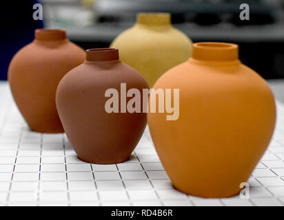 Berlin, Deutschland. 09 Jan, 2019. Vasen von Mars Simulanzlösemittel Material stehen auf einem Tisch. Quelle: Britta Pedersen/dpa-Zentralbild/dpa/Alamy leben Nachrichten Stockfoto