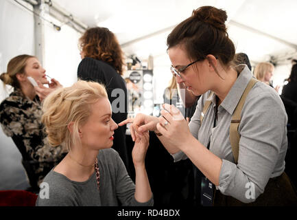 Berlin, Deutschland. 16 Jan, 2019. Model Franziska Knuppe und Designerin Lena Hoschek sind im Backstage Bereich von E-Werk. Die Kollektionen für Herbst/Winter 2019/2020 wird an der Berlin Fashion Week präsentiert werden. Quelle: Britta Pedersen/dpa-Zentralbild/dpa/Alamy leben Nachrichten Stockfoto