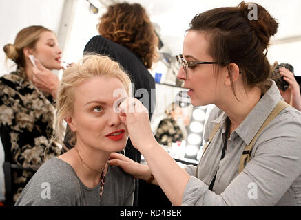 Berlin, Deutschland. 16 Jan, 2019. Model Franziska Knuppe und Designerin Lena Hoschek sind im Backstage-Bereich des E-Werk vor der Modenschau. Die Kollektionen für Herbst/Winter 2019/2020 wird an der Berlin Fashion Week präsentiert werden. Quelle: Britta Pedersen/dpa-Zentralbild/dpa/Alamy leben Nachrichten Stockfoto