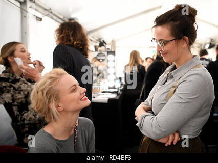 Berlin, Deutschland. 16 Jan, 2019. Model Franziska Knuppe und Designerin Lena Hoschek sind im Backstage-Bereich des E-Werk vor der Modenschau. Die Kollektionen für Herbst/Winter 2019/2020 wird an der Berlin Fashion Week präsentiert werden. Quelle: Britta Pedersen/dpa-Zentralbild/dpa/Alamy leben Nachrichten Stockfoto