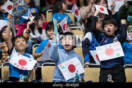 16 Januar 2019, Bayern, München: Handball: Wm, Japan - Island, Vorrunde, Gruppe B, 4. Spieltag in der Olympiahalle. Kinder mit Fahnen von Japan feuern ihre Mannschaft auf. Foto: Sven Hoppe/dpa Stockfoto