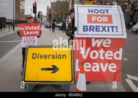 London, Großbritannien. 15. Januar 2019. Pro-Brexit und Bleiben protest Gruppen außerhalb von Westminster Parlament Gebäude am Tag der 'Mihrer Stimme" auf Prime Minister's Theresa's kann Brexit Entzug beschäftigen. Credit: Guy Corbishley/Alamy leben Nachrichten Stockfoto