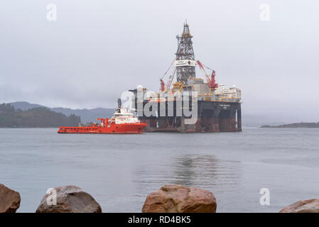 Kishorn, Schottland, Großbritannien. 16. Januar, 2019. Dies ist der Ozean GreatWhite, der weltweit größte semi-submersible offshore drilling rig, die in um 60.800 Tonnen wiegt und ist eine der 6. Generation in rauer Umgebung Bohranlage in der Lage nach unten bohren bis 10.000 m 3.000 m Wasser. Mit einem Tiefgang von mehr als 23 Metern, die rig Bedürfnisse tiefe Wasser für die Verankerung. Der Ozean GreatWhite hat seinen Weg aus Singapur, über Las Palmas auf den Kanarischen Inseln in den letzten fünf Monaten unterstützt von der Alp, Defender, einem großen ocean-going Offshore Supply Vessel mit einem Gewicht von 5600 t. Credit: JASPERIMAGE/Alamy leben Nachrichten Stockfoto