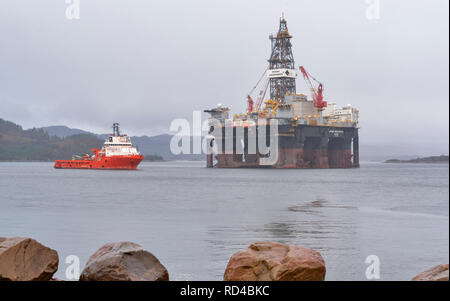 Kishorn, Schottland, Großbritannien. 16. Januar, 2019. Dies ist der Ozean GreatWhite, der weltweit größte semi-submersible offshore drilling rig, die in um 60.800 Tonnen wiegt und ist eine der 6. Generation in rauer Umgebung Bohranlage in der Lage nach unten bohren bis 10.000 m 3.000 m Wasser. Mit einem Tiefgang von mehr als 23 Metern, die rig Bedürfnisse tiefe Wasser für die Verankerung. Der Ozean GreatWhite hat seinen Weg aus Singapur, über Las Palmas auf den Kanarischen Inseln in den letzten fünf Monaten unterstützt von der Alp, Defender, einem großen ocean-going Offshore Supply Vessel mit einem Gewicht von 5600 t. Credit: JASPERIMAGE/Alamy leben Nachrichten Stockfoto