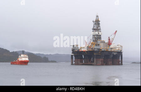 Kishorn, Schottland, Großbritannien. 16. Januar, 2019. Dies ist der Ozean GreatWhite, der weltweit größte semi-submersible offshore drilling rig, die in um 60.800 Tonnen wiegt und ist eine der 6. Generation in rauer Umgebung Bohranlage in der Lage nach unten bohren bis 10.000 m 3.000 m Wasser. Mit einem Tiefgang von mehr als 23 Metern, die rig Bedürfnisse tiefe Wasser für die Verankerung. Der Ozean GreatWhite hat seinen Weg aus Singapur, über Las Palmas auf den Kanarischen Inseln in den letzten fünf Monaten unterstützt von der Alp, Defender, einem großen ocean-going Offshore Supply Vessel mit einem Gewicht von 5600 t. Credit: JASPERIMAGE/Alamy leben Nachrichten Stockfoto