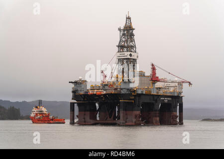 Kishorn, Schottland, Großbritannien. 16. Januar, 2019. Dies ist der Ozean GreatWhite, der weltweit größte semi-submersible offshore drilling rig, die in um 60.800 Tonnen wiegt und ist eine der 6. Generation in rauer Umgebung Bohranlage in der Lage nach unten bohren bis 10.000 m 3.000 m Wasser. Mit einem Tiefgang von mehr als 23 Metern, die rig Bedürfnisse tiefe Wasser für die Verankerung. Der Ozean GreatWhite hat seinen Weg aus Singapur, über Las Palmas auf den Kanarischen Inseln in den letzten fünf Monaten unterstützt von der Alp, Defender, einem großen ocean-going Offshore Supply Vessel mit einem Gewicht von 5600 t. Credit: JASPERIMAGE/Alamy leben Nachrichten Stockfoto