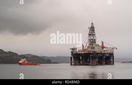 Kishorn, Schottland, Großbritannien. 16. Januar, 2019. Dies ist der Ozean GreatWhite, der weltweit größte semi-submersible offshore drilling rig, die in um 60.800 Tonnen wiegt und ist eine der 6. Generation in rauer Umgebung Bohranlage in der Lage nach unten bohren bis 10.000 m 3.000 m Wasser. Mit einem Tiefgang von mehr als 23 Metern, die rig Bedürfnisse tiefe Wasser für die Verankerung. Der Ozean GreatWhite hat seinen Weg aus Singapur, über Las Palmas auf den Kanarischen Inseln in den letzten fünf Monaten unterstützt von der Alp, Defender, einem großen ocean-going Offshore Supply Vessel mit einem Gewicht von 5600 t. Credit: JASPERIMAGE/Alamy leben Nachrichten Stockfoto