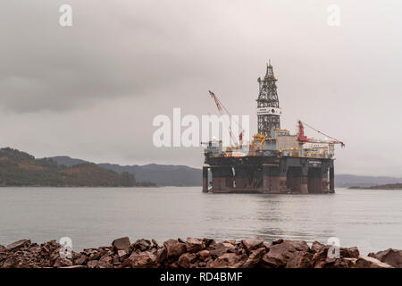 Kishorn, Schottland, Großbritannien. 16. Januar, 2019. Dies ist der Ozean GreatWhite, der weltweit größte semi-submersible offshore drilling rig, die in um 60.800 Tonnen wiegt und ist eine der 6. Generation in rauer Umgebung Bohranlage in der Lage nach unten bohren bis 10.000 m 3.000 m Wasser. Mit einem Tiefgang von mehr als 23 Metern, die rig Bedürfnisse tiefe Wasser für die Verankerung. Der Ozean GreatWhite hat seinen Weg aus Singapur, über Las Palmas auf den Kanarischen Inseln in den letzten fünf Monaten unterstützt von der Alp, Defender, einem großen ocean-going Offshore Supply Vessel mit einem Gewicht von 5600 t. Credit: JASPERIMAGE/Alamy leben Nachrichten Stockfoto