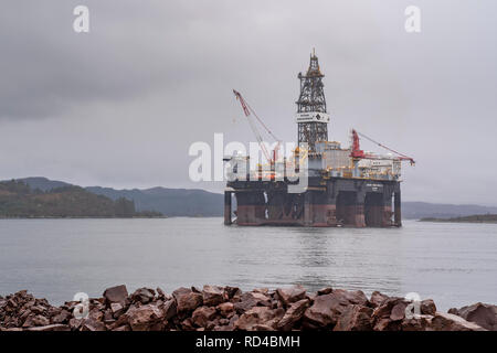 Kishorn, Schottland, Großbritannien. 16. Januar, 2019. Dies ist der Ozean GreatWhite, der weltweit größte semi-submersible offshore drilling rig, die in um 60.800 Tonnen wiegt und ist eine der 6. Generation in rauer Umgebung Bohranlage in der Lage nach unten bohren bis 10.000 m 3.000 m Wasser. Mit einem Tiefgang von mehr als 23 Metern, die rig Bedürfnisse tiefe Wasser für die Verankerung. Der Ozean GreatWhite hat seinen Weg aus Singapur, über Las Palmas auf den Kanarischen Inseln in den letzten fünf Monaten unterstützt von der Alp, Defender, einem großen ocean-going Offshore Supply Vessel mit einem Gewicht von 5600 t. Credit: JASPERIMAGE/Alamy leben Nachrichten Stockfoto