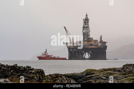 Kishorn, Schottland, Großbritannien. 16. Januar, 2019. Dies ist der Ozean GreatWhite, der weltweit größte semi-submersible offshore drilling rig, die in um 60.800 Tonnen wiegt und ist eine der 6. Generation in rauer Umgebung Bohranlage in der Lage nach unten bohren bis 10.000 m 3.000 m Wasser. Mit einem Tiefgang von mehr als 23 Metern, die rig Bedürfnisse tiefe Wasser für die Verankerung. Der Ozean GreatWhite hat seinen Weg aus Singapur, über Las Palmas auf den Kanarischen Inseln in den letzten fünf Monaten unterstützt von der Alp, Defender, einem großen ocean-going Offshore Supply Vessel mit einem Gewicht von 5600 t. Credit: JASPERIMAGE/Alamy leben Nachrichten Stockfoto