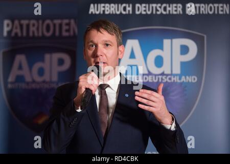 Dohma, Deutschland. 16 Jan, 2019. Andre Poggenburg, der ehemalige Landesvorsitzende der AfD in Sachsen-Anhalt, spricht mit dem Neuen Jahr Erhalt seiner neuen Partei AdP (Abreise der deutschen Patrioten). Das AdP ist eine Umgruppierung der Mitglieder, die AfD verlassen haben. Credit: Sebastian Kahnert/dpa-Zentralbild/dpa/Alamy leben Nachrichten Stockfoto