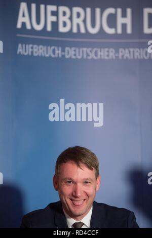 Dohma, Deutschland. 16 Jan, 2019. Andre Poggenburg, der ehemalige Landesvorsitzende der AfD in Sachsen-Anhalt, sitzt mit dem Neuen Jahr Eingang seiner neuen Partei AdP (Abreise der deutschen Patrioten). Das AdP ist eine Umgruppierung der Mitglieder, die AfD verlassen haben. Credit: Sebastian Kahnert/dpa-Zentralbild/dpa/Alamy leben Nachrichten Stockfoto