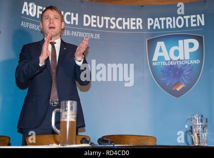 Dohma, Deutschland. 16 Jan, 2019. Andre Poggenburg, der ehemalige Landesvorsitzende der AfD in Sachsen-Anhalt, kommt zum Neuen Jahr Rezeption seiner neuen Partei AdP (Aufbruch deutscher Patrioten). Das AdP ist eine Umgruppierung der Mitglieder, die AfD verlassen haben. Credit: Sebastian Kahnert/dpa-Zentralbild/dpa/Alamy leben Nachrichten Stockfoto