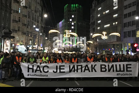 Belgrad, Serbien. 16 Jan, 2019. Am Mittwoch Abend, Tausende Menschen haben in einem Schweigemarsch zum Gedenken an die in Belgrad Kosovo-serbischen Oppositionspolitiker Oliver Ivanovic, der genau vor einem Jahr ermordet wurde. Die Demonstranten zeigten Transparente mit Aufschriften wie "Nas je Ipak vice" (Deutsch: "Wir sind nicht mehr"). Ivanovic war der Gründer und der Präsident der Bürgerinitiative "Freiheit, Demokratie, Gerechtigkeit' in der Serbischen Enklave von Kosovska Mitrovica im nördlichen Kosovo. Credit: Gregor Mayer/dpa/Alamy leben Nachrichten Stockfoto