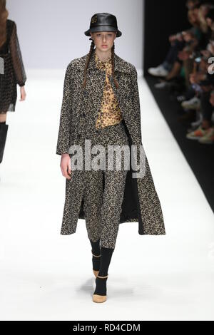 Berlin, Deutschland, 16. Januar 2019, RIANI Fashion Show bei der Mercedes-Benz Fashion Week (Mbfw) Herbst/Winter 2019 im eWerk Berlin in Berlin-Mitte. Bild: Sao Struck/Alamy leben Nachrichten Stockfoto