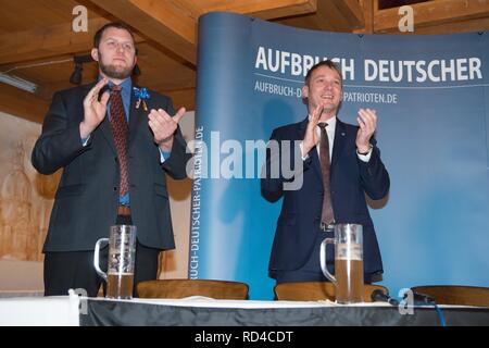 Dohma, Deutschland. 16 Jan, 2019. Die ehemalige AfD Politiker Benjamin Joseph Przybylla (l) und Andre Poggenburg, der ehemalige Vorsitzende der AfD in Sachsen-anhalt stehen Seite an Seite für den Empfang des neuen Jahres ihre neue Partei AdP (Aufbruch deutscher Patrioten). Das AdP ist eine Umgruppierung der Mitglieder, die AfD verlassen haben. Credit: Sebastian Kahnert/dpa-Zentralbild/dpa/Alamy leben Nachrichten Stockfoto