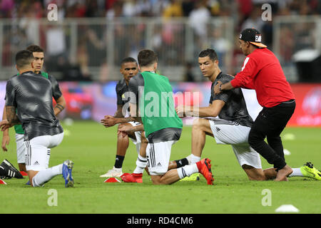 16 Januar 2019, Saudi-Arabien, Jeddah: ein Ventilator dringt die Tonhöhe während Juventus team Aufwärmen vor dem Start des Italienischen Super Cup Finale Fußball Match zwischen Juventus Turin und AC Mailand im King Abdullah Sports City Stadium. Foto: -/dpa Stockfoto