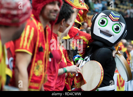 16 Januar 2019, Bayern, München: Handball: Wm, Mazedonien - Spanien, Vorrunde, Gruppe B, 4. Spieltag in der Olympiahalle. Die fans von Spanien sind Anfeuern ihrer Mannschaft. Foto: Sven Hoppe/dpa Stockfoto