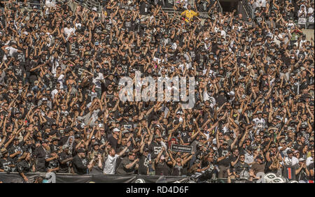 Oakland, Kalifornien, USA. 17 Sep, 2017. Raider Fans feiern am Sonntag, den 17. September 2017, an Oakland-Alameda County Coliseum in Oakland, Kalifornien. Die Räuber besiegt die Jets45-20. Credit: Al Golub/ZUMA Draht/Alamy leben Nachrichten Stockfoto