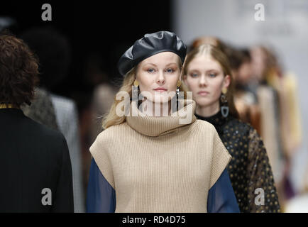 Berlin, Deutschland. 16 Jan, 2019. Modelle zeigen Kreationen von riani während der Berlin Fashion Week Herbst/Winter 2019/2020 in Berlin, Hauptstadt der Bundesrepublik Deutschland, Jan. 16, 2019. Credit: Binh Truong/Xinhua/Alamy leben Nachrichten Stockfoto