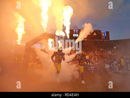 Januar 12, 2019 Los Angeles Rams laufen auf das Feld vor der NFC Divisional Round Playoff Spiel zwischen den Los Angeles Rams und den Dallas Cowboys an der Los Angeles Coliseum in Los Angeles, Kalifornien. Charles Baus/CSM. Stockfoto