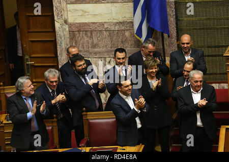 Athen, Griechenland. 16 Jan, 2019. Der griechische Premierminister Alexis Tsipras (2. R, vorne) und Mitgliedern seiner Regierung begrüßen, nachdem er ein Misstrauensvotum in Athen, Griechenland, Jan. 16, 2019. Die Regierung des griechischen Ministerpräsidenten Alexis Tsipras gewann ein Misstrauensvotum in das griechische Parlament am Mittwoch, während eine neue entscheidende Stimme für die Ratifizierung der Mazedonien name Deal in den nächsten Tagen folgen wird. Credit: Marios Lolos/Xinhua/Alamy leben Nachrichten Stockfoto